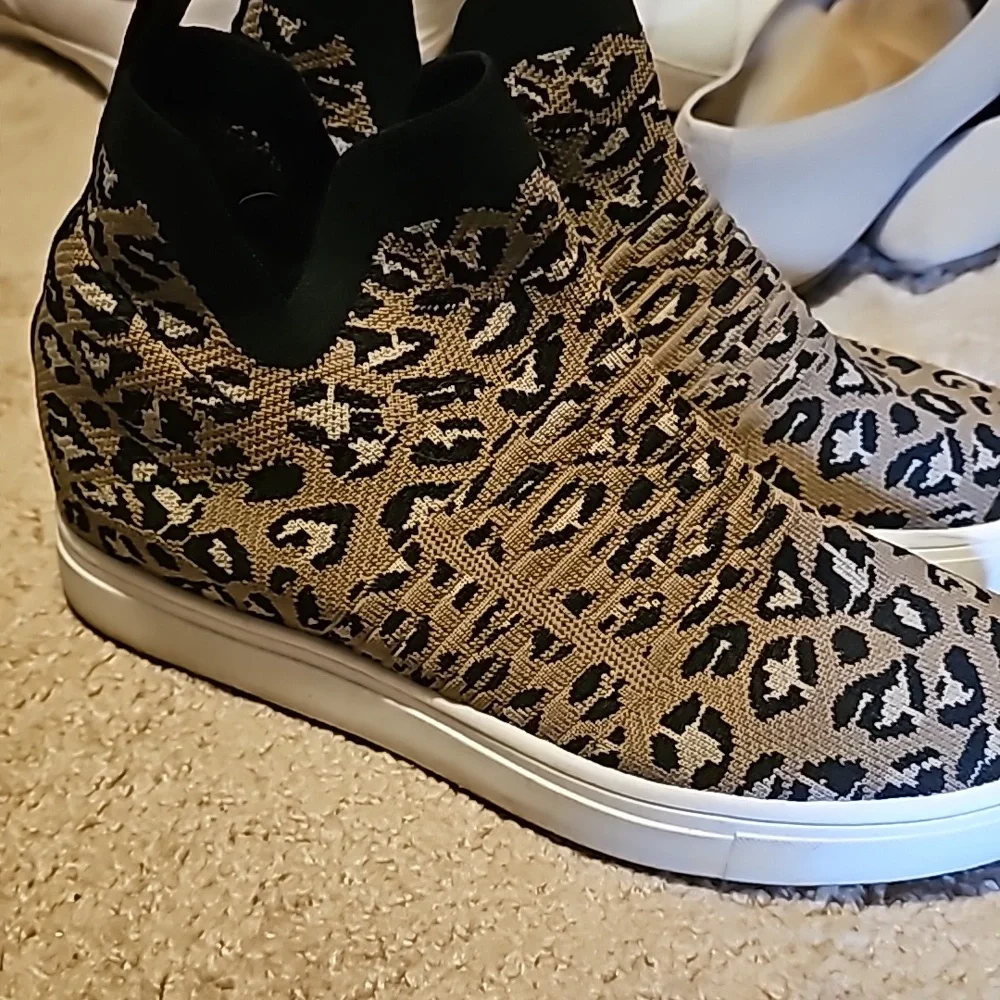 Womens Shoes - Picture 2 of 3